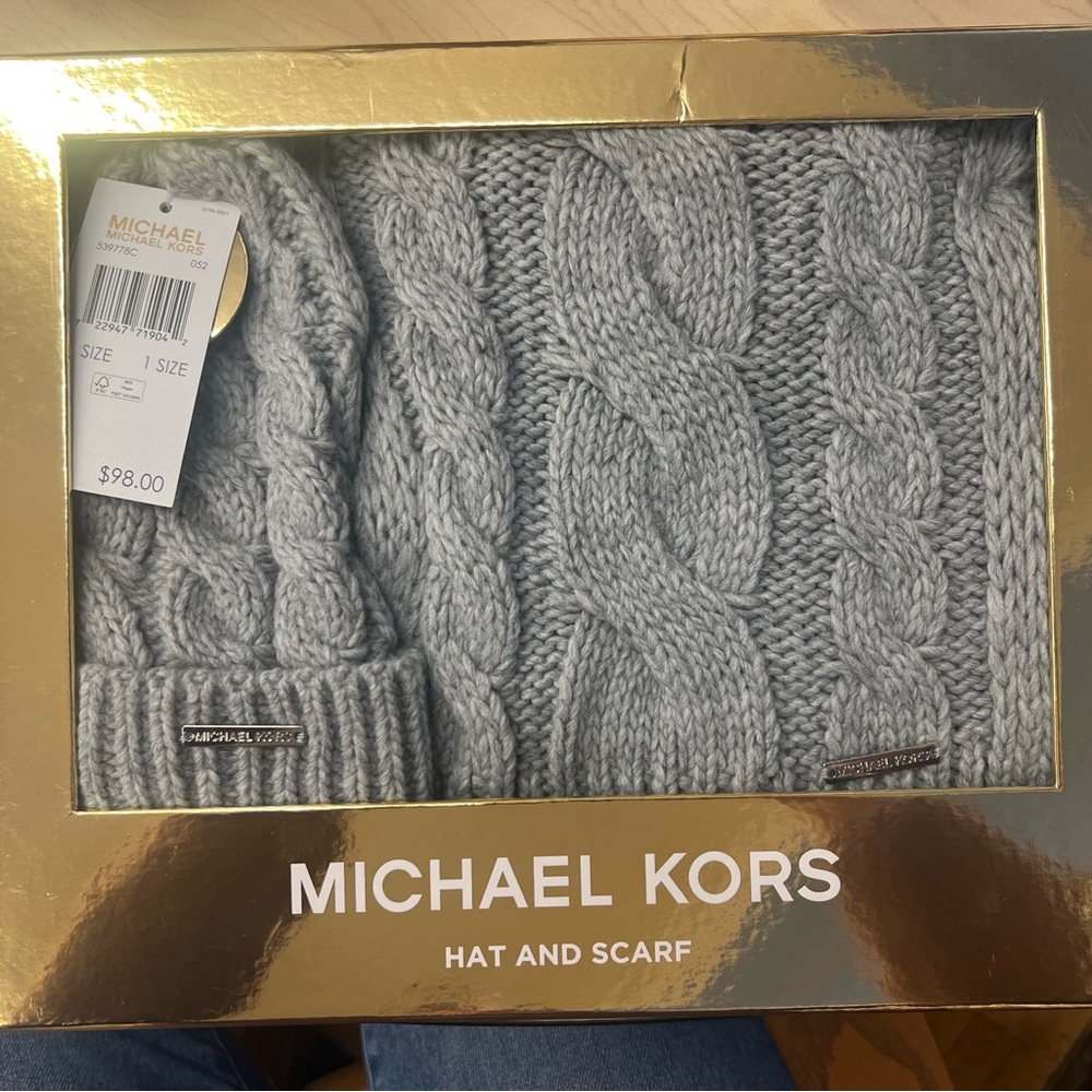 NWT Michael Kors Hat and Scarf Gift Set in Grey